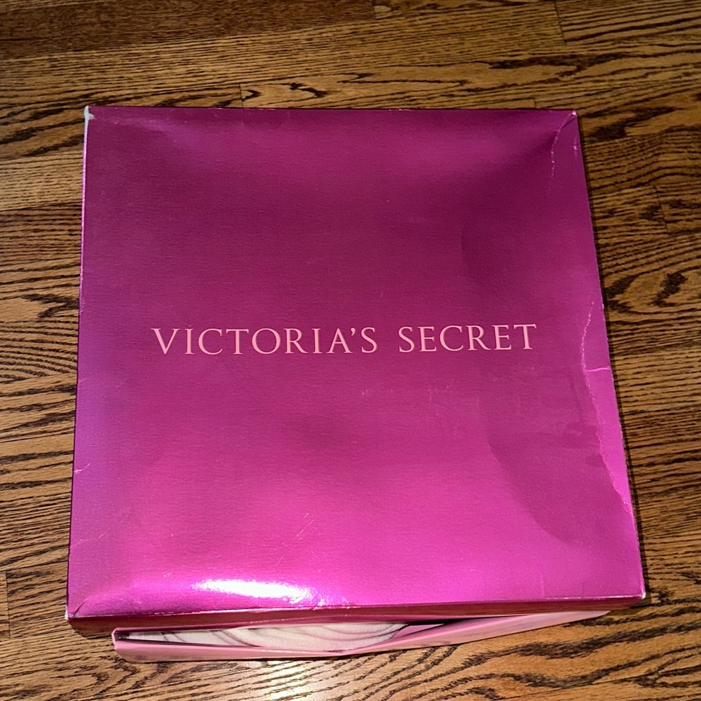 Victoria's Secret Soft White Plush Robe - Picture 2 of 3